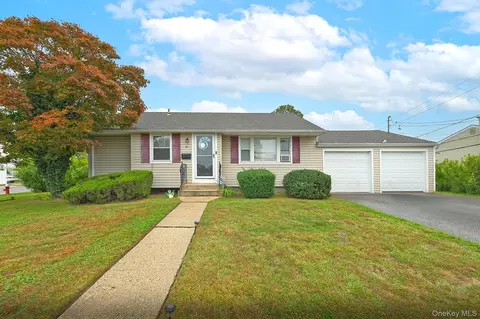 31 Cherry Ln, Hicksville, NY 11801