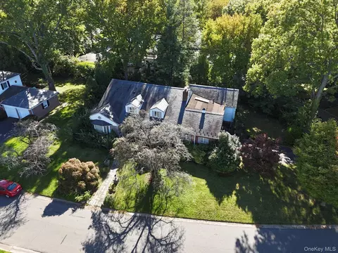 124 Whistler Rd, North Hempstead, NY 11030