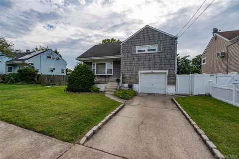 5 Floyd St, North Babylon, NY 11703
