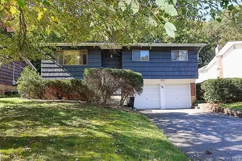 108 Sugar Toms Ln, East Norwich, NY 11732