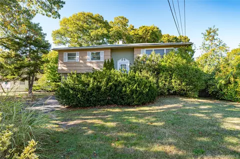 211 Matthews Rd, Oakdale, NY 11769