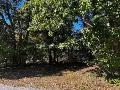 4 Th St, Riverhead, NY 11792 photo 2