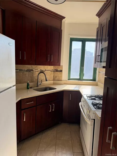 1514 Metropolitan Ave #6E, New York, NY 10462