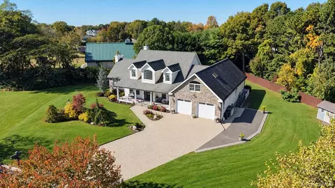 7 Heller Ct, Bohemia, NY 11716