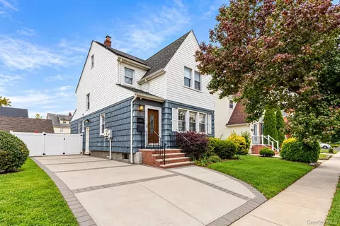 224 Oak St, West Hempstead, NY 11552