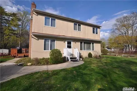 18 Larsen Ave, Smithtown, NY 11787