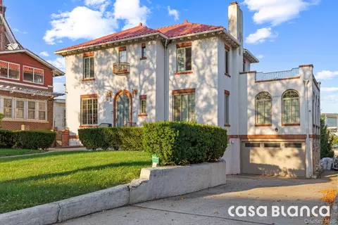 10511 Ditmars Blvd, New York, NY 11369