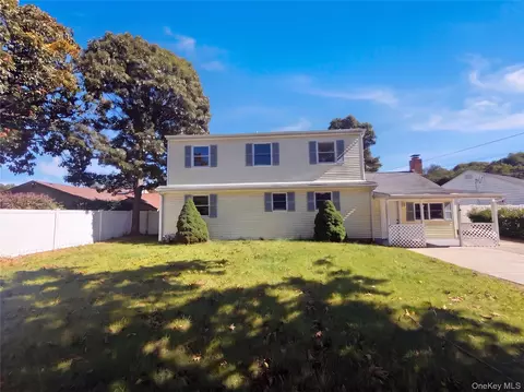 10 Sunset Dr, Sayville, NY 11782