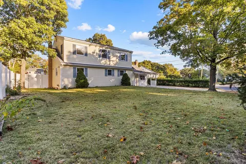 10 Sunset Dr, Sayville, NY 11782