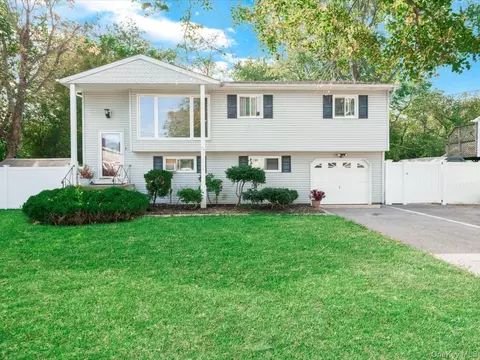 26 Amityville Sts, Islip Terrace, NY 11752