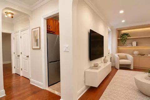 21 Barstow Rd #1L, North Hempstead, NY 11021