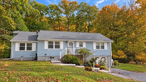 30 Elmwood Dr, Highland Mills, NY 10930