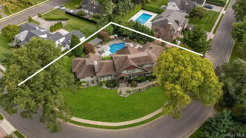 67 Shepherd Ln, North Hempstead, NY 11577