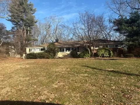 3 Stafford Ave, Woodbury, NY 11797