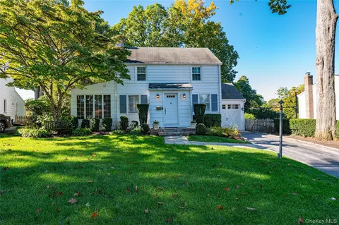 5 Dogwood Ln, Glen Head, NY 11545