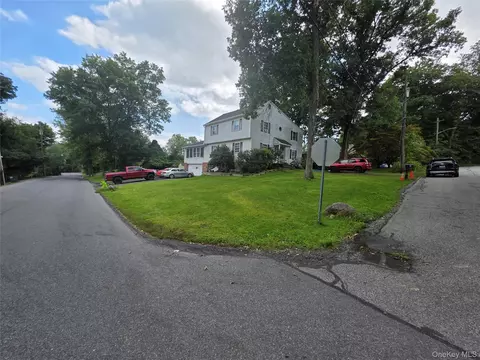 1 Dogwood Dr, Central Valley, NY 10917