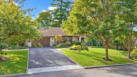 8 Rivers Dr, North Hempstead, NY 11020