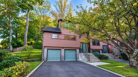 8 Adams Ct, Oyster Bay, NY 11771