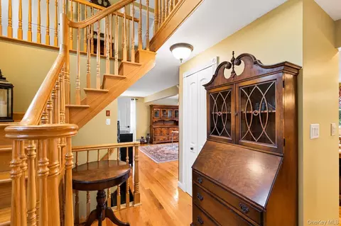 Entry Way - 413 Hewlett Ave, Patchogue, NY 11772 photo 3 of 6