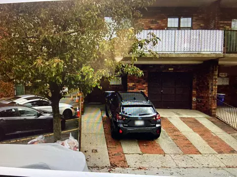 68-01 242nd St #29E, Douglaston, NY 11362