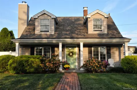 162 Swan Ln, Levittown, NY 11756
