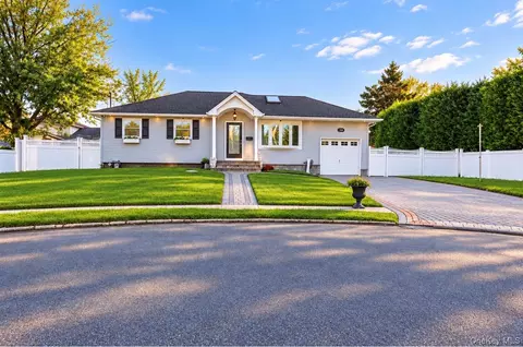108 Forsythia Ln, North Babylon, NY 11703