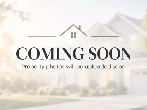 3 Edgewood Ln, North Hempstead, NY 11576