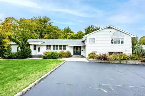 3 Edgewood Ln, North Hempstead, NY 11576