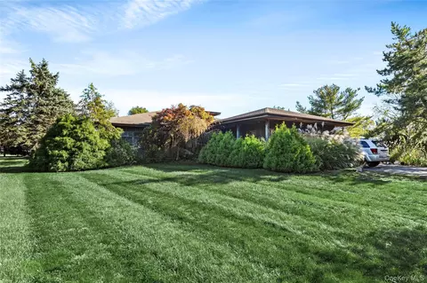 39 Pheasant Ln, Baiting Hollow, NY 11933