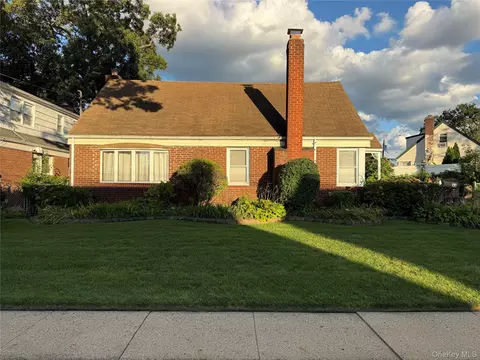 33 Ridgewood St, Valley Stream, NY 11580