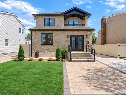 918 N 6th St, North Hempstead, NY 11040