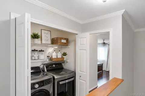 126 Beacon Ln, New York, NY 10473