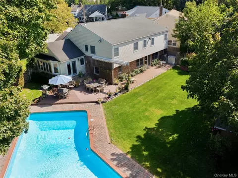 5 Major Ct, Rockville Centre, NY 11570