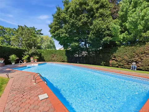 5 Major Ct, Rockville Centre, NY 11570