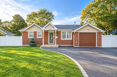 1660 N Gardiner Dr, Bay Shore, NY 11706