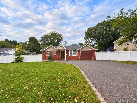 1660 N Gardiner Dr, Bay Shore, NY 11706