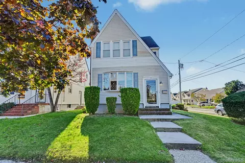26 Munro Blvd, Valley Stream, NY 11581