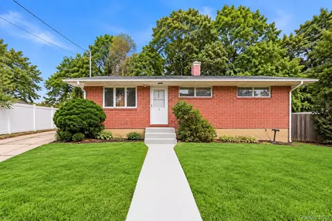 5 Robin Rd, Selden, NY 11784