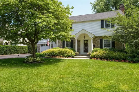 130 Siwanoy Blvd, Eastchester, NY 10709
