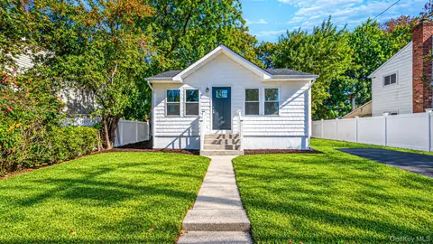 340 N Indiana Ave, Lindenhurst, NY 11757
