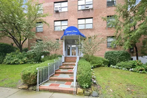 90 Schenck #3M, North Hempstead, NY 11021