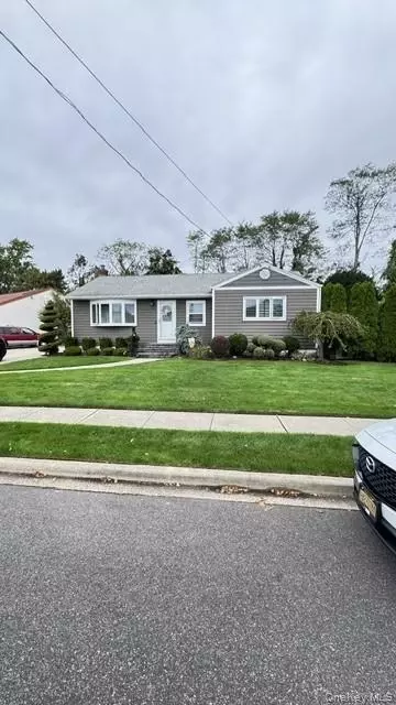 21 Clifford Dr, Farmingdale, NY 11735