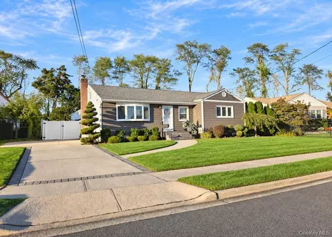 21 Clifford Dr, Farmingdale, NY 11735