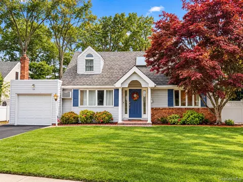 10 University Pl, Glen Head, NY 11545