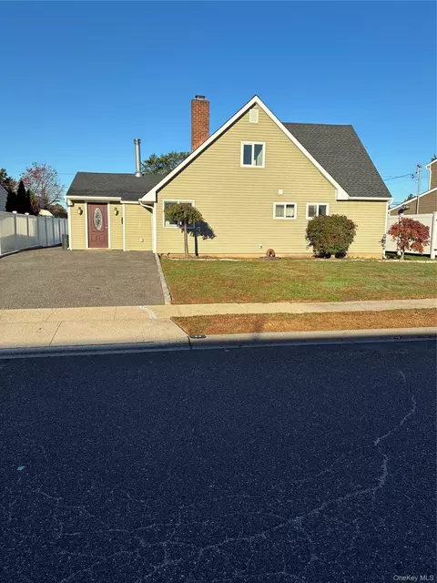 24 Wheelbarrow Ln, Wantagh, NY 11793