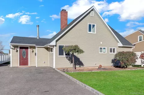 24 Wheelbarrow Ln, Wantagh, NY 11793