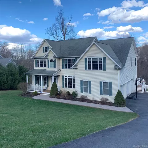18 Chestnut Ln, Pawling, NY 12564