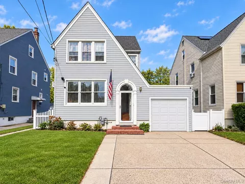 17 Kenmore Rd, Valley Stream, NY 11581
