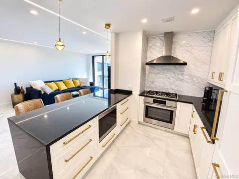 27110 Grand Central Pkwy #33R, New York, NY 11005