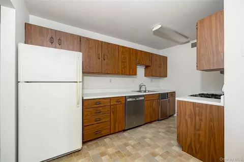 Kitchen - 5 Downing Pl #D, Poughkeepsie, NY 12603 photo 1 of 1